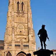 Onze-Lieve-Vrouwe basiliek en standbeeld van Ambiorix, Tongeren, België
